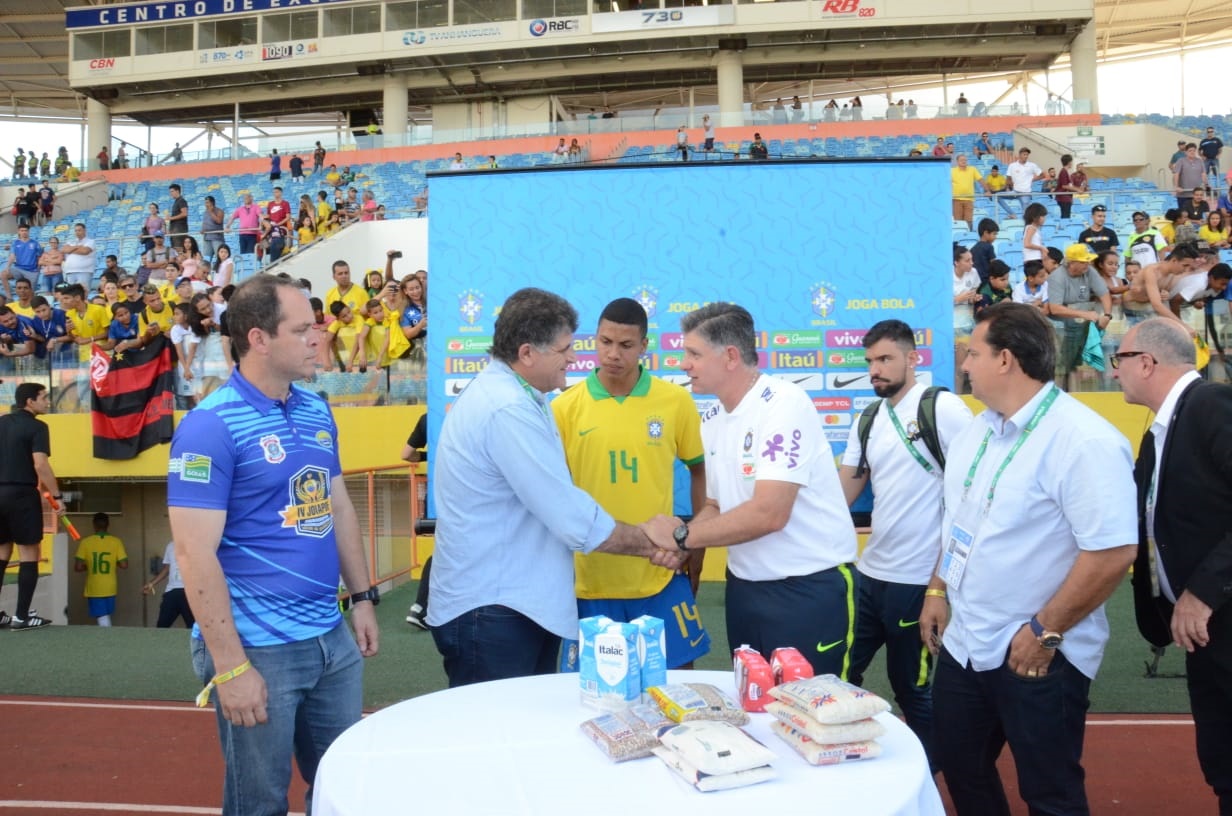 Treinador da seleção brasileira sub-17 exalta público e estádios goianos