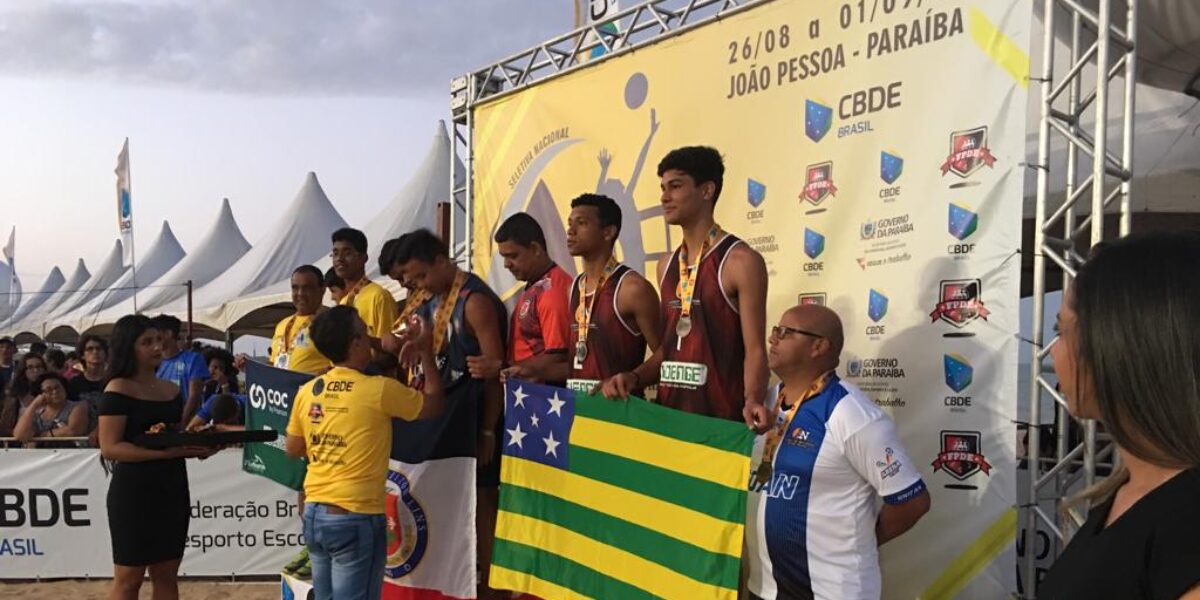 Dupla goiana conquista bronze em Brasileiro Escolar de vôlei de praia