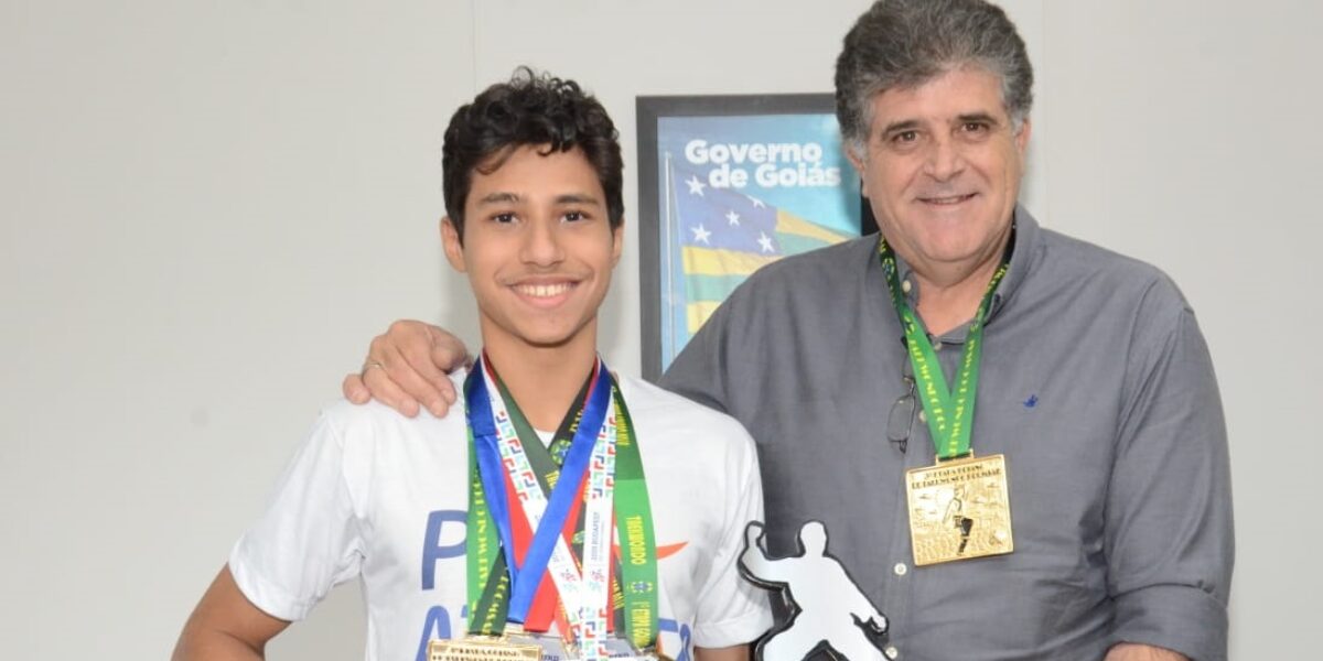 Vice-campeão mundial estudantil visita a Seel com a medalha de prata no peito