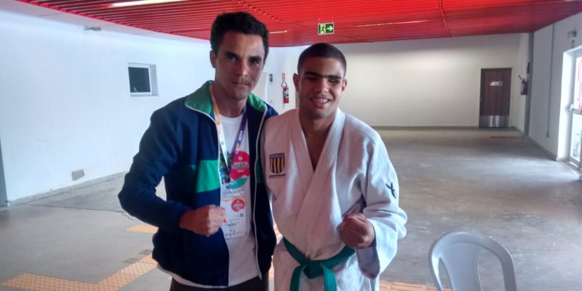 Judoca goiano João Victor Santana ganha dois ouros nas Paralimpíadas Escolares, em São Paulo, com vitórias rápidas