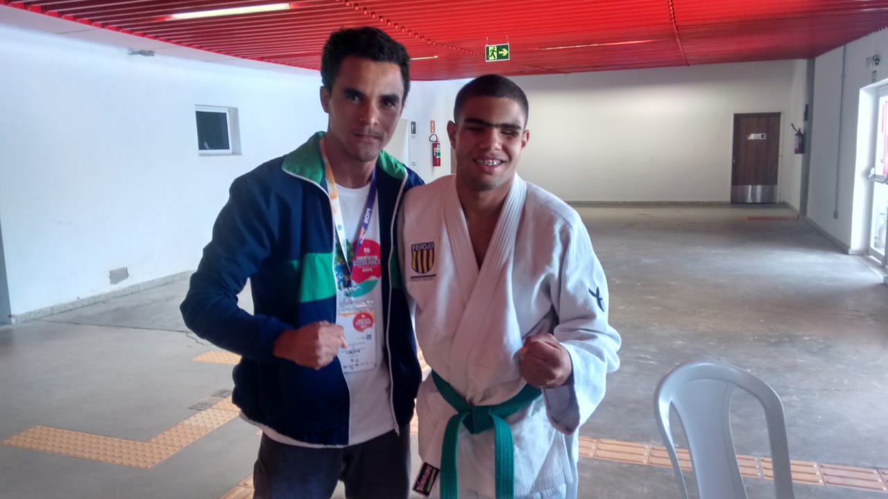 Judoca goiano João Victor Santana ganha dois ouros nas Paralimpíadas Escolares, em São Paulo, com vitórias rápidas