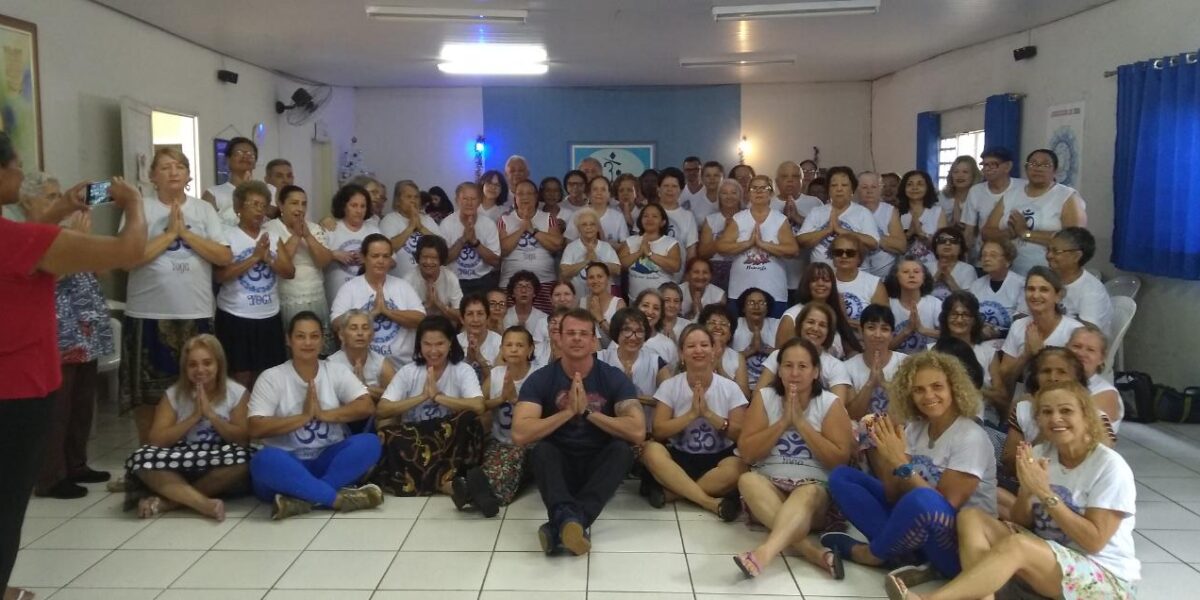 Turma de yoga do Setor dos Funcionários fecha ano com confraternização