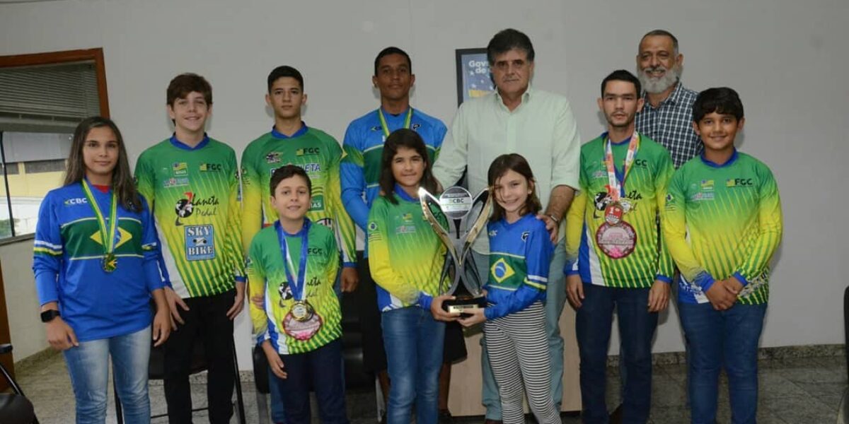 Terceiro lugar no Campeonato Brasileiro, delegação goiana de ciclismo BMX visita sede da Seel