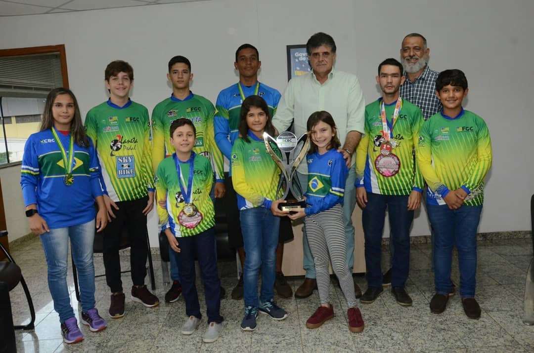 Terceiro lugar no Campeonato Brasileiro, delegação goiana de ciclismo BMX visita sede da Seel