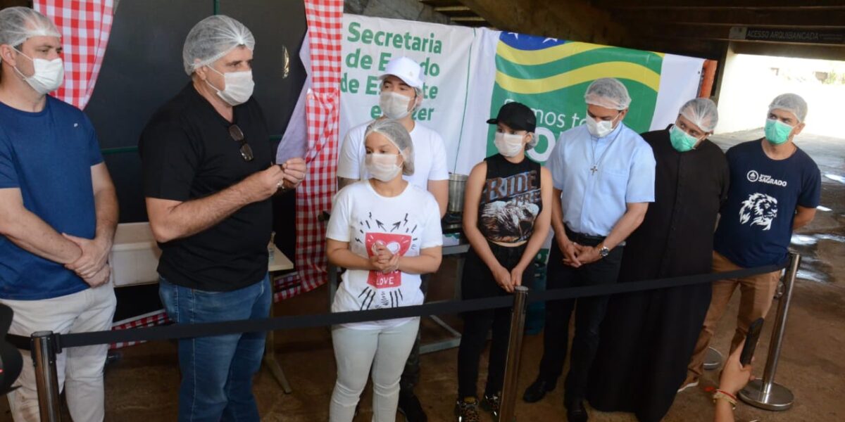 Com ajuda de voluntários, Governo de Goiás prepara duas mil refeições no Estádio Serra Dourada