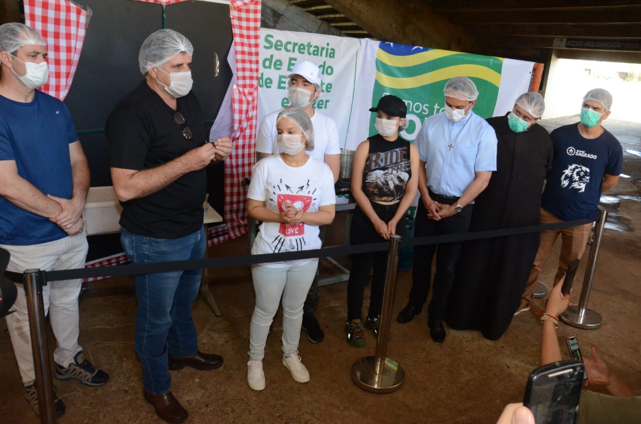 Com ajuda de voluntários, Governo de Goiás prepara duas mil refeições no Estádio Serra Dourada