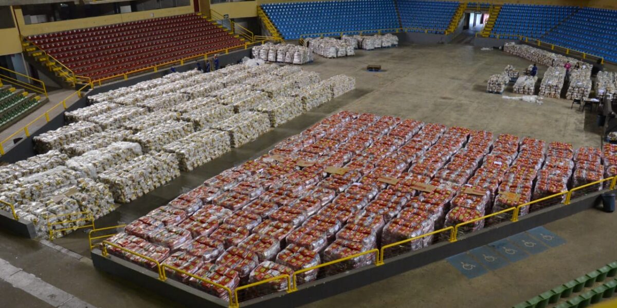 Ginásio Goiânia Arena recebe alimentos arrecadados em campanha do Governo de Goiás