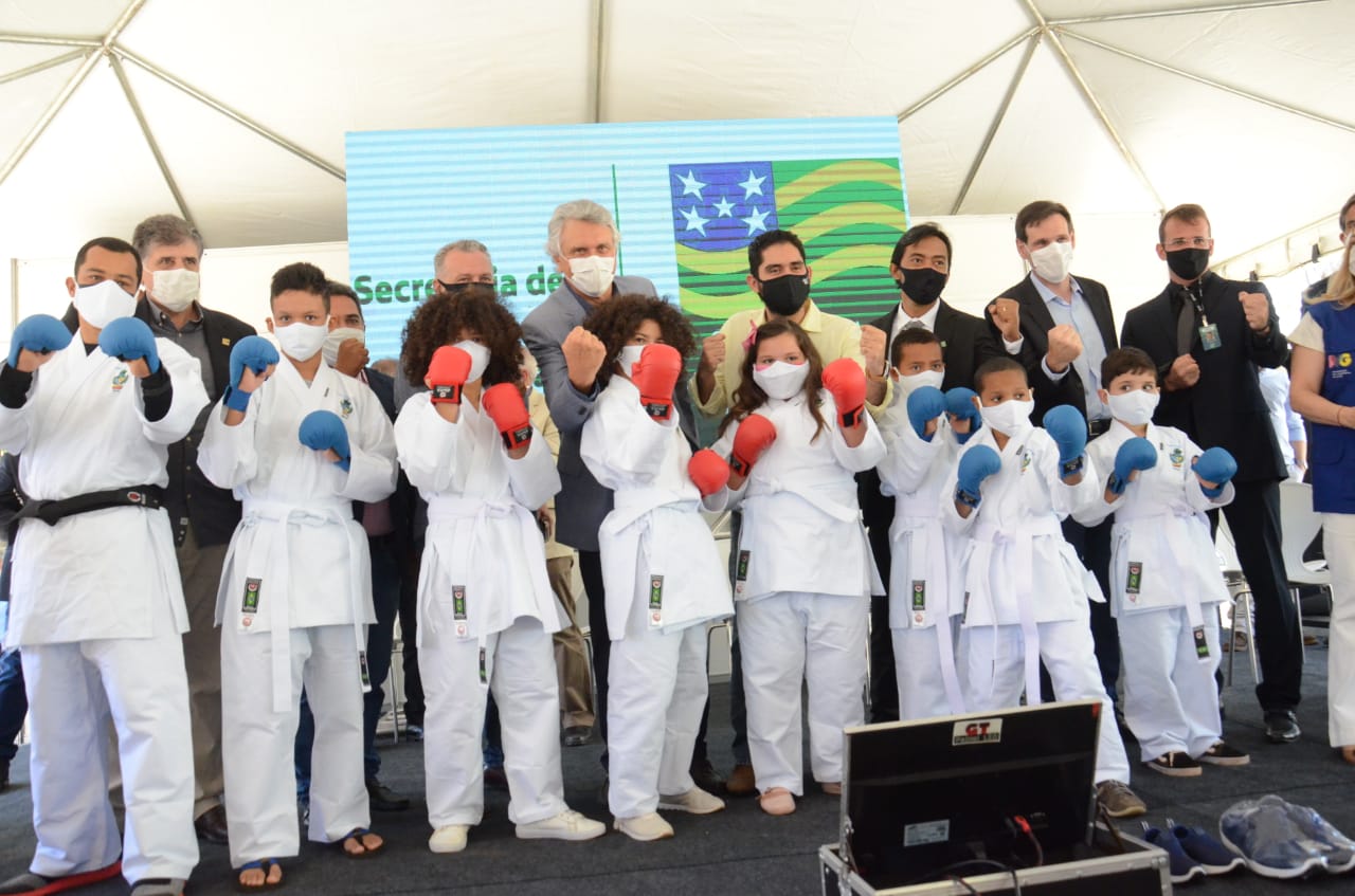 Governo de Goiás realiza doação de 1000 kimonos para alunos de karatê da Região do Entorno