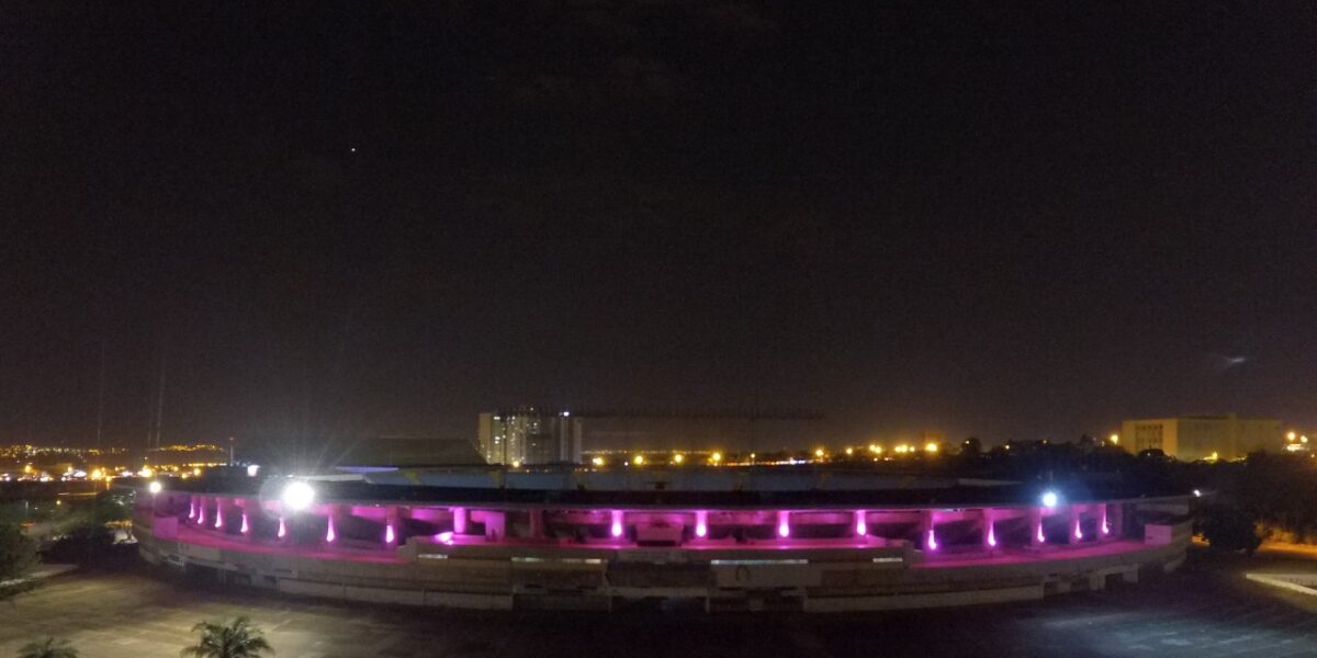 Estádio Serra Dourada recebe iluminação especial no mês de luta contra o câncer de mama