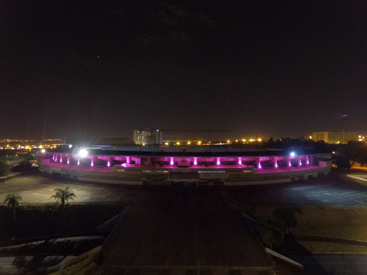 Estádio Serra Dourada recebe iluminação especial no mês de luta contra o câncer de mama