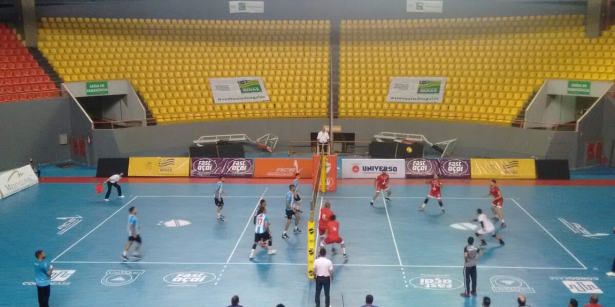 Goianos estreiam com vitória na Superliga C de vôlei masculino, realizada no ginásio Rio Vermelho