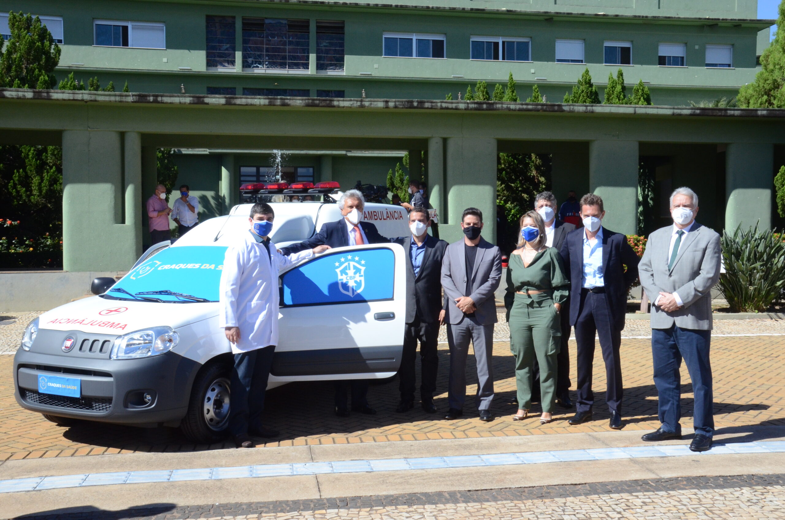 Governo de Goiás recebe ambulância da CBF, destinada ao Hospital Regional de Luziânia