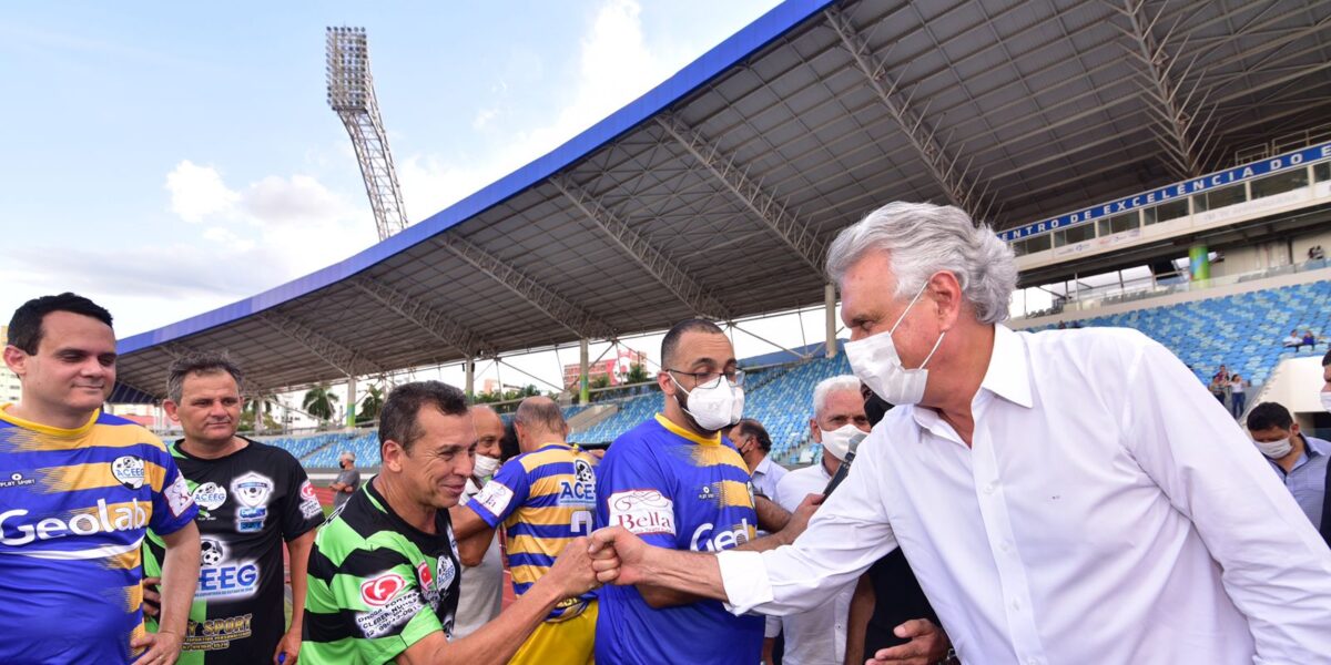 Com pontapé inicial do governador Ronaldo Caiado, cronistas esportivos se enfrentaram no Estádio Olímpico