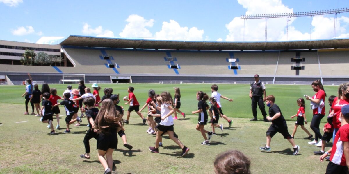 50 crianças conhecem o estádio Serra Dourada, maior palco do futebol goiano