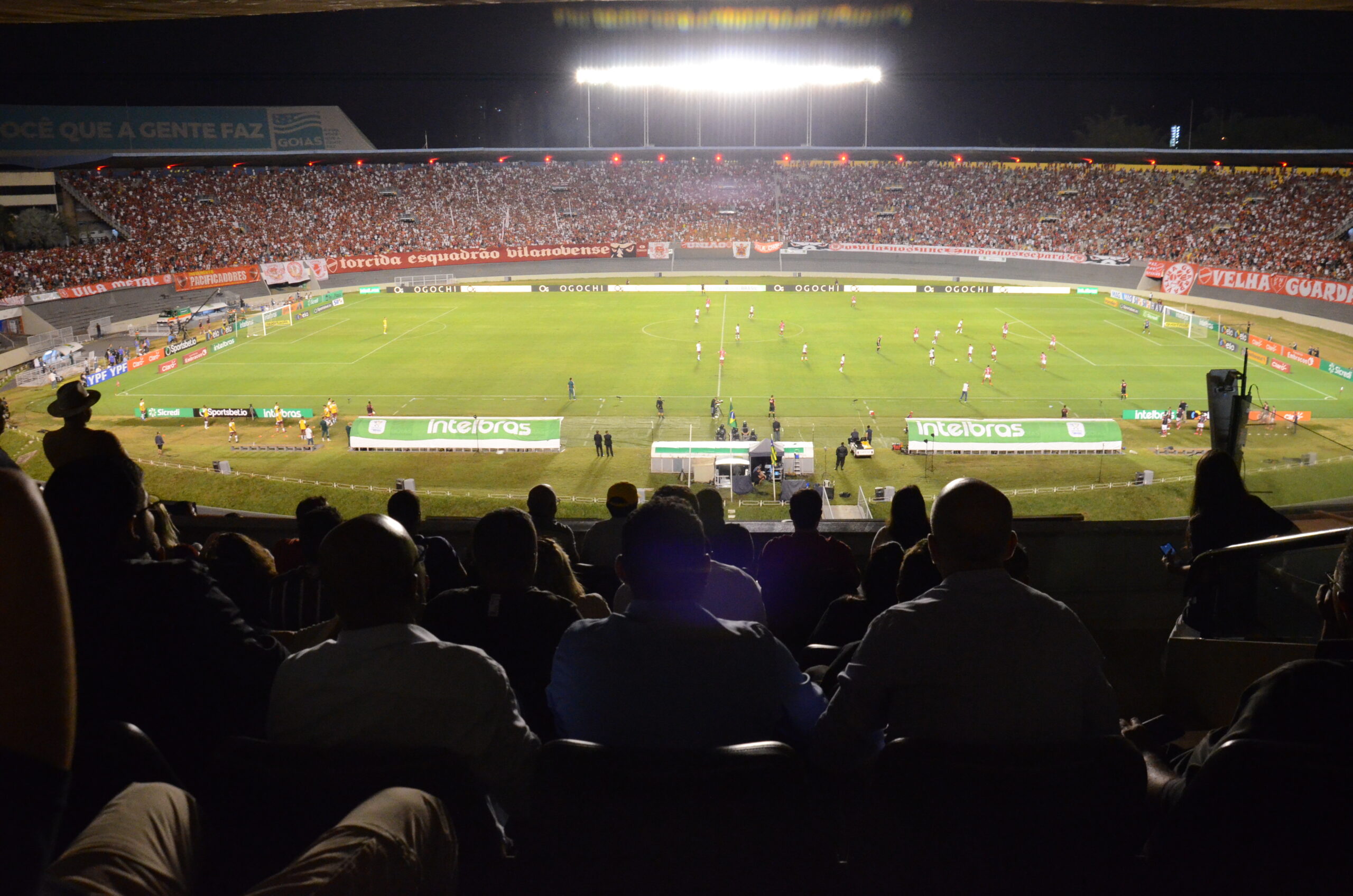 Com quase 30 mil torcedores nas arquibancadas, Serra Dourada recebeu confronto entre Vila Nova e Fluminense, pela Copa do Brasil