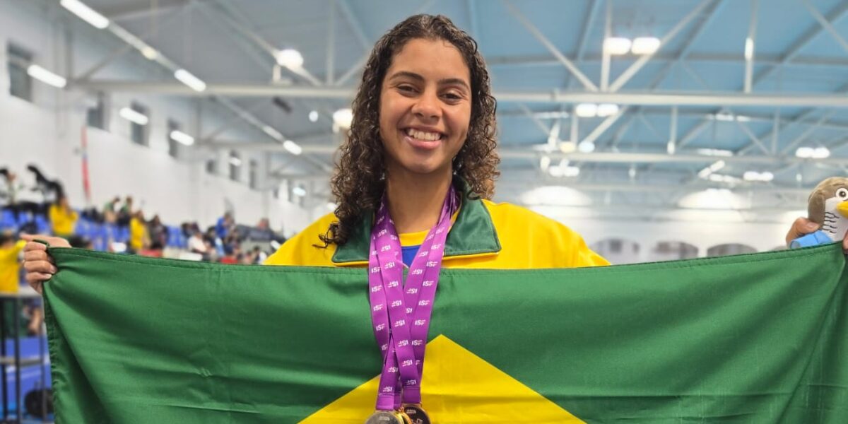 Goiana de 15 anos conquista três medalhas e se torna campeã mundial escolar de natação paralímpica