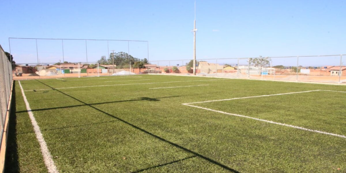 Governo de Goiás inaugura campo sintético de futebol society em Vila Propício