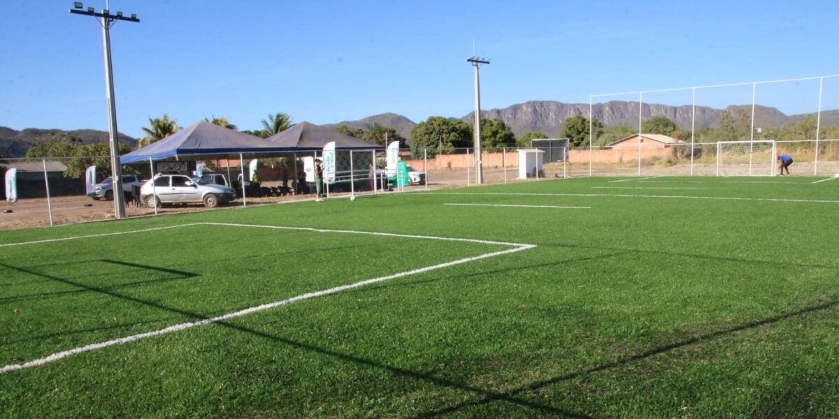 Governo de Goiás entrega campos de gramado sintético no Nordeste Goiano