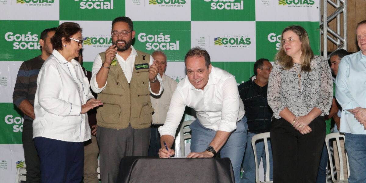 Governo de Goiás assina ordem de serviço para a reforma da quadra de esportes do Conjunto Fabiana