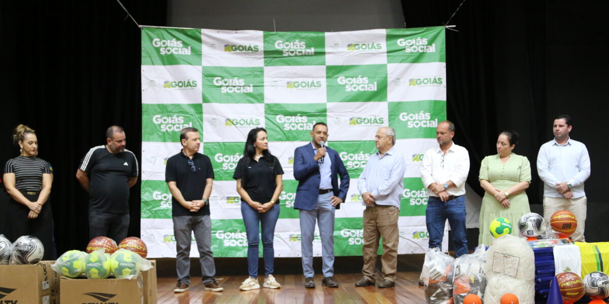 Governo de Goiás realiza entrega de materiais esportivos do Goiás Bom de Bola, em Inhumas