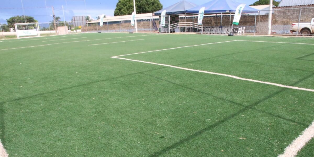 Governo de Goiás entrega campos sintéticos de futebol society em quatro municípios