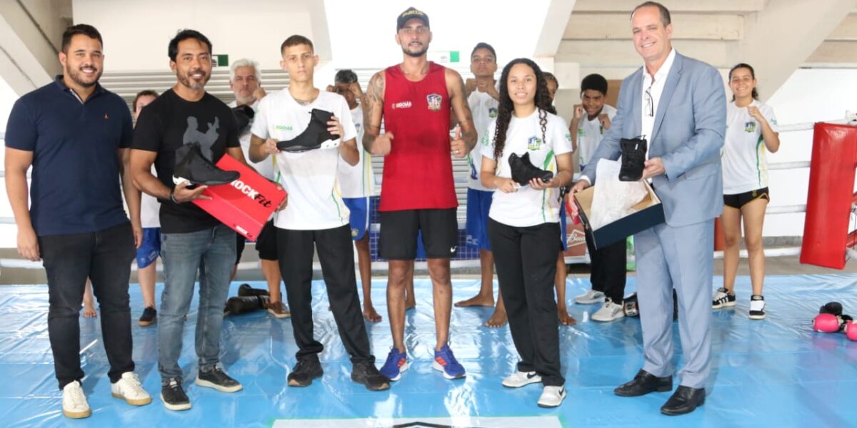 Governo de Goiás entrega materiais esportivos para turmas do Projeto Construindo Campeões