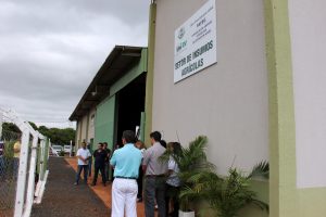 Autoridades em inauguração do Setor de Pesquisa de Insumos Agrícolas da UniRV. Foto: Ascom UniRV.