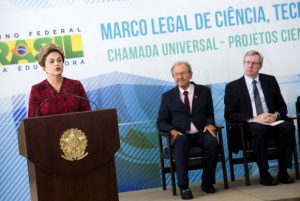 A presidente Dilma Rousseff sanciona o novo Marco Legal da Ciência, Tecnologia e Inovação, com alguns vetos.