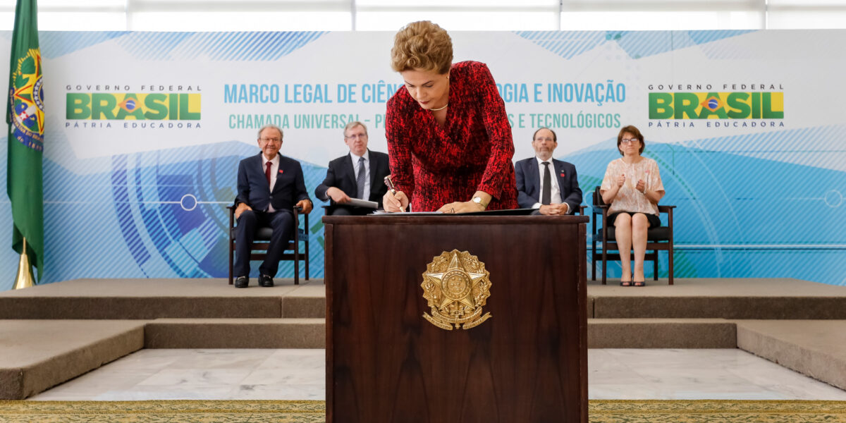 Dilma sanciona lei para facilitar pesquisa e inovação no Brasil