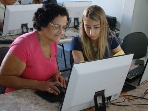 Na Assincat, idosos aprendem noções básicas de computação 