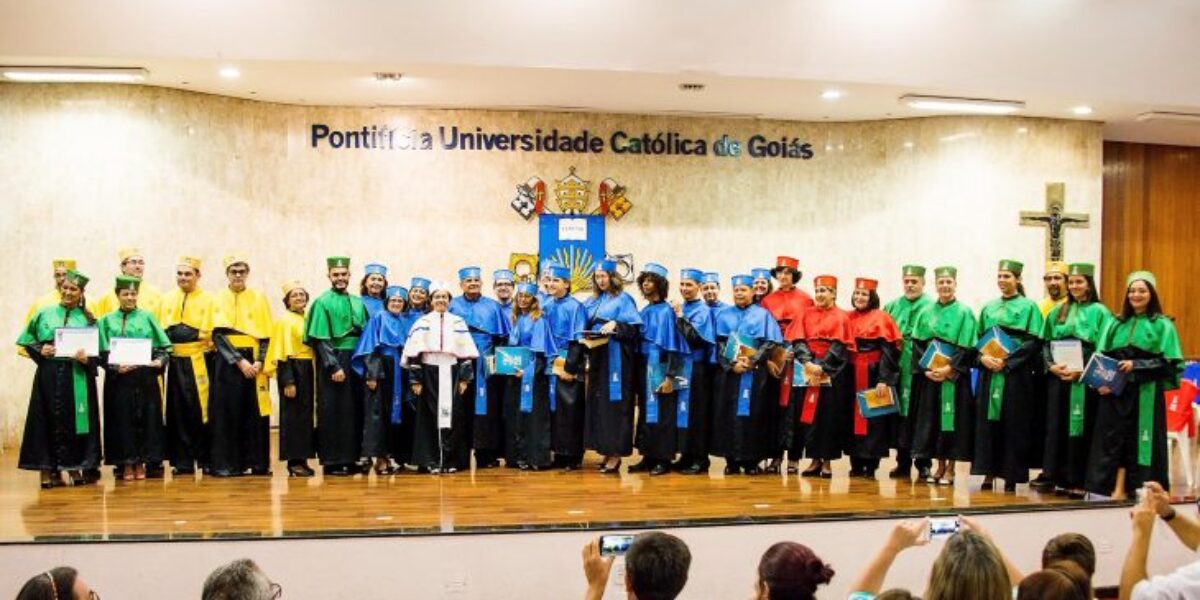 PUC Goiás diploma novos mestres e doutores