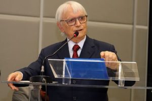 Pela Fundação Conrado Wessel,