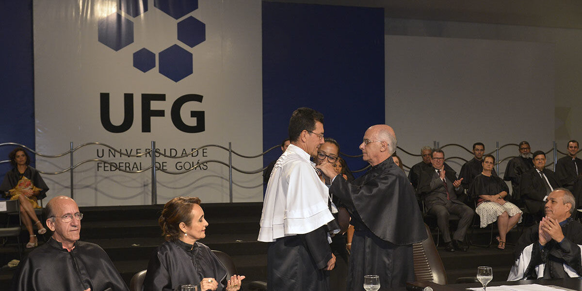 Edward Madureira recebe cargo de reitor da UFG