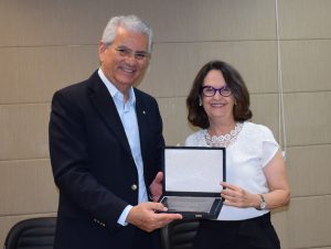 Zaira recebe placa de homenagem