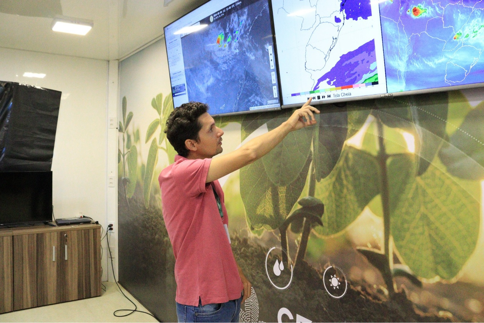 Pesquisador acompanha imagens de monitoramento das estações meteorológicas. Foto: Ceagre