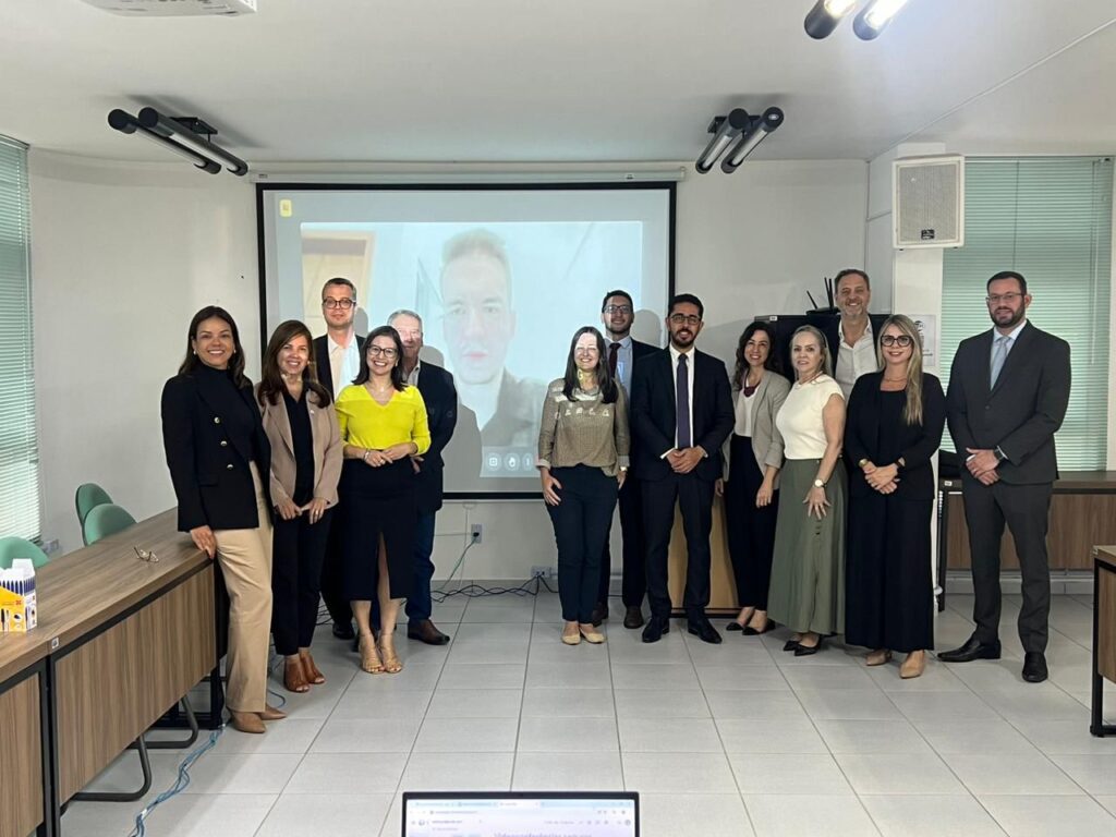 Na sede do Instituto de Previdência de Santa Catarina, a diretora de Previdência da Goiasprev, Milena Dias, conduziu as discussões da Comissão Permanente de Acompanhamento de Ações Judiciais Relevantes (Copajure), na qual ela é coordenadora.