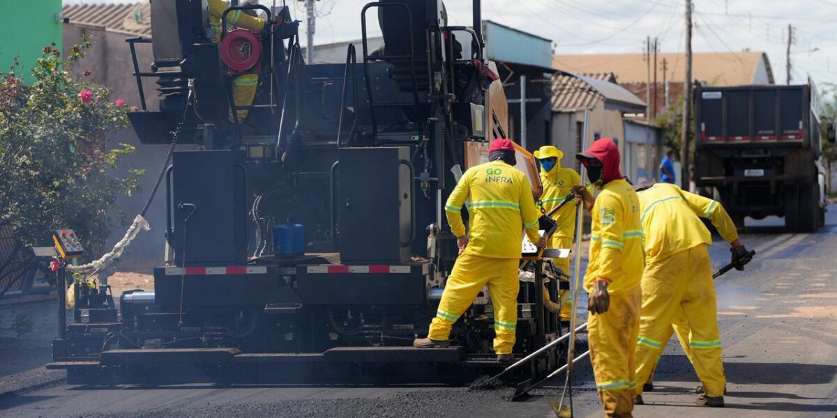Governador vistoria obras de conservação asfáltica nos municípios do Entorno