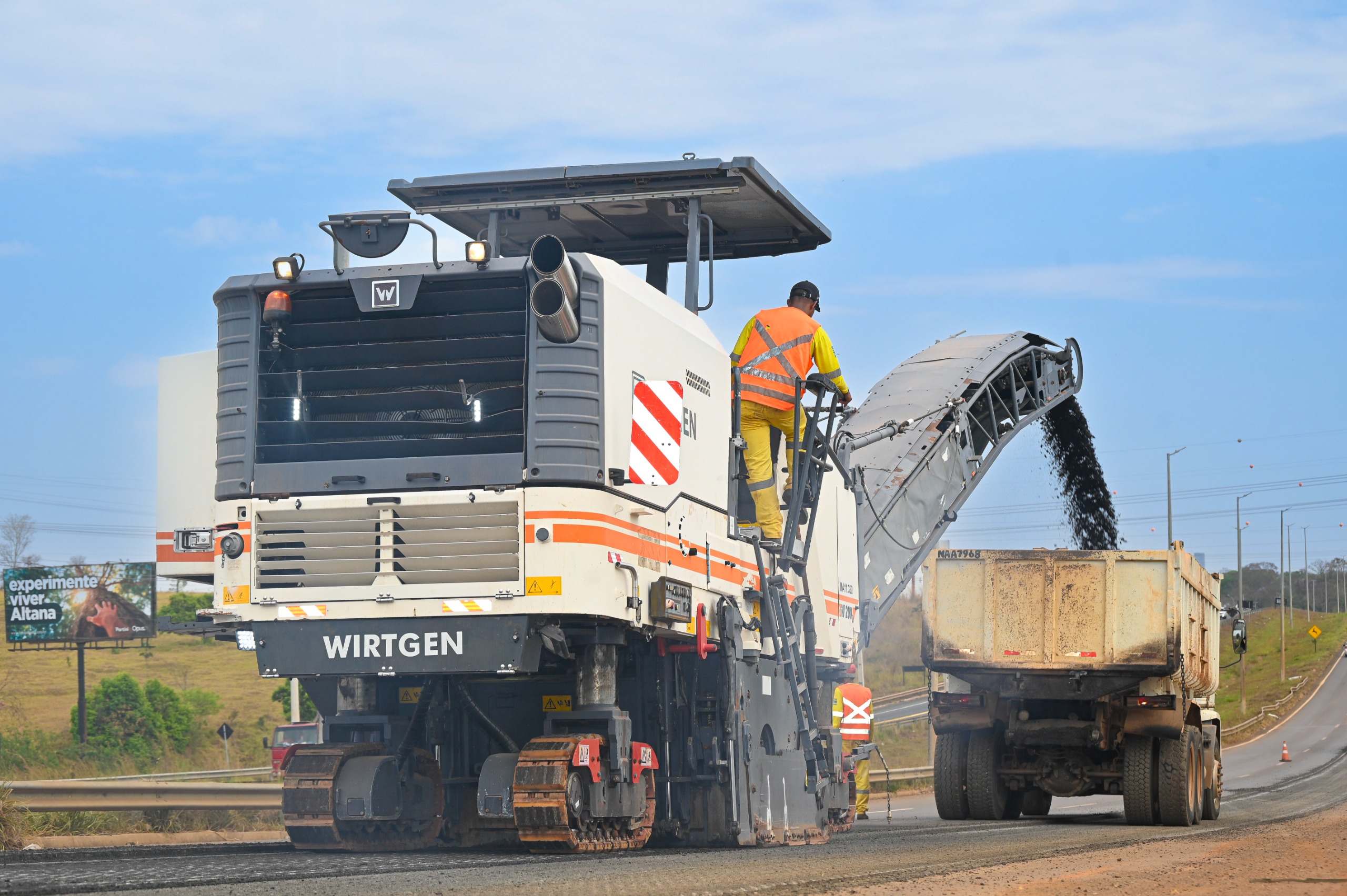 Goinfra inicia restauração na GO-020, sentido Goiânia-Bela Vista, entre a barreira de 50km/h e o viaduto do Alpha Mall. Foto: Goinfra