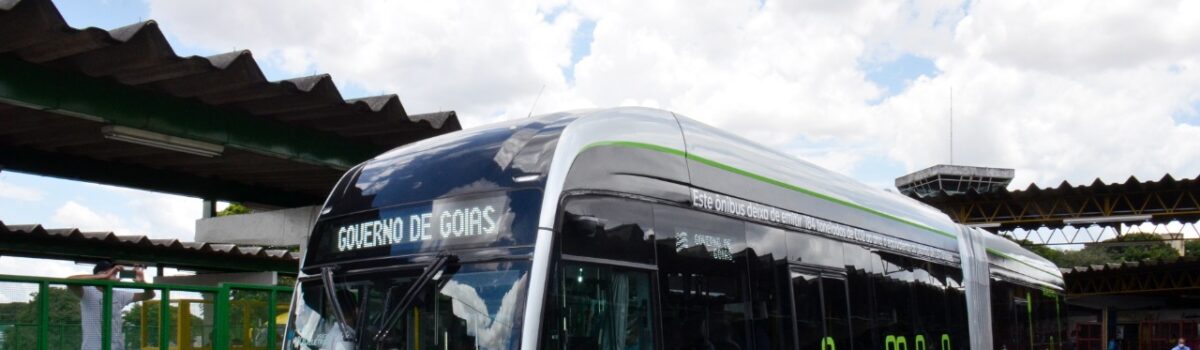 Governo de Goiás apresenta ônibus articulado 100% elétrico para circular no Eixo Anhanguera, e participa de primeira viagem com passageiros