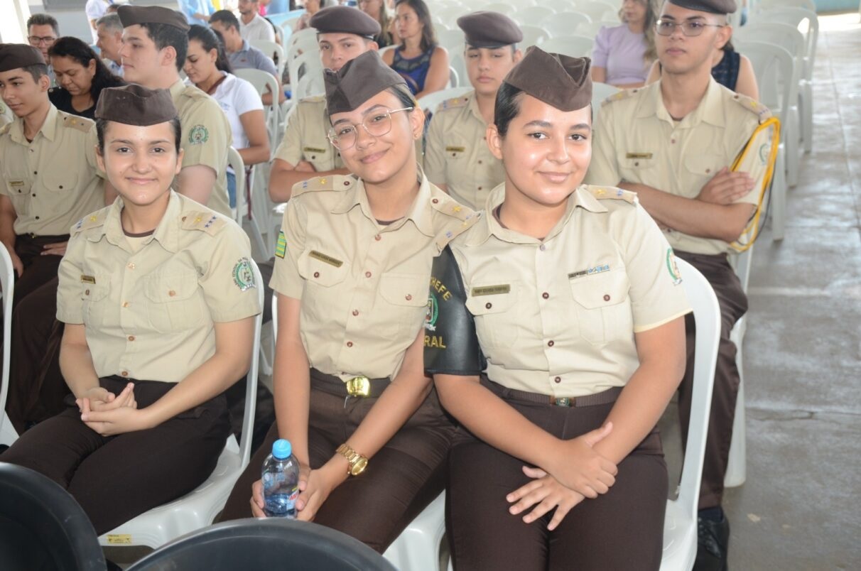 Governo de Goiás cria Bolsa Uniforme para alunos de colégios militares