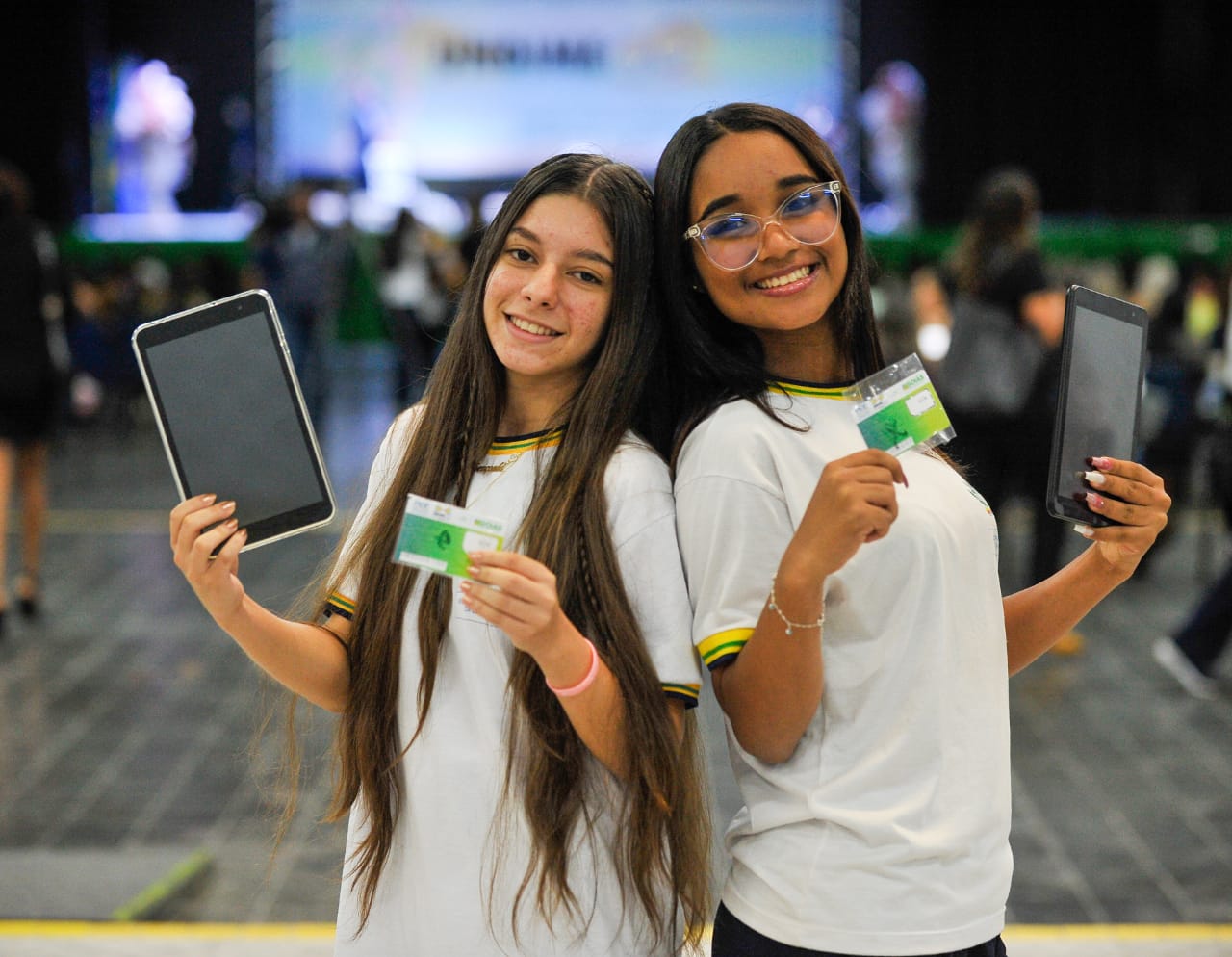 Portal Goiás - Alunos da rede estadual começam a receber tablets e chips  com internet