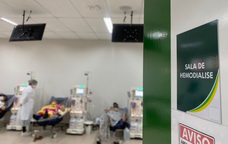 Pessoas sendo atendidas em sala de hemodiálise na Policlínica de Formosa