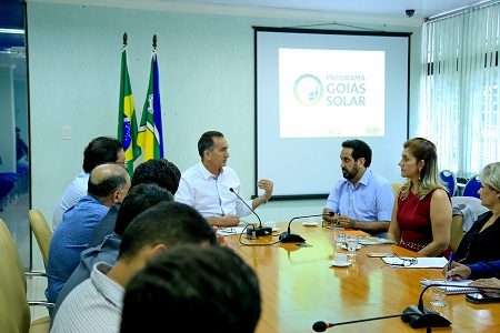 Superintendente de Energia, Telecomunicações e Infraestrutura da Secima, Danúsia Arantes, apresentando o Programa Goiás Solar a membros da equipe de governo do Amapá.