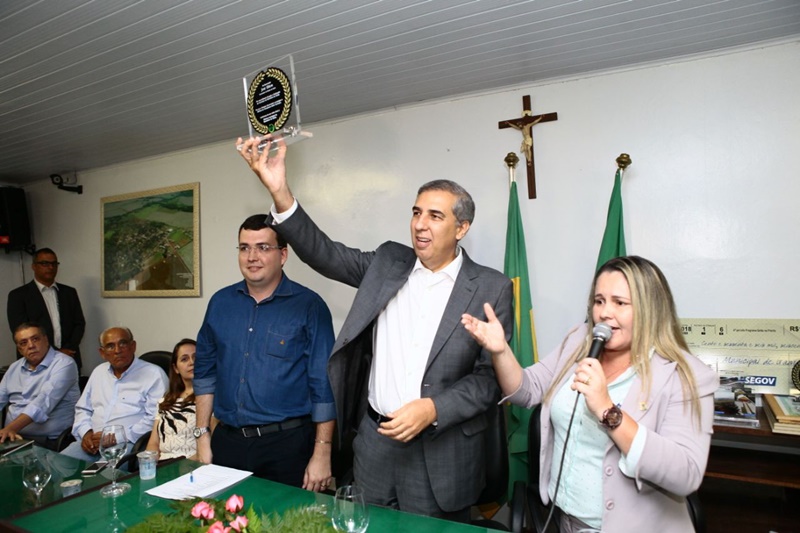José Eliton exibe troféu de homenagem feita pelo município de Gameleira de Goiás