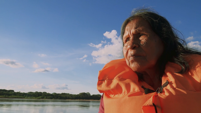 Cena do filme Diriti de Bdé Buré, da goiana Silvana Belini. Na imagem uma índia aparece em um canoa que navega em um rio.