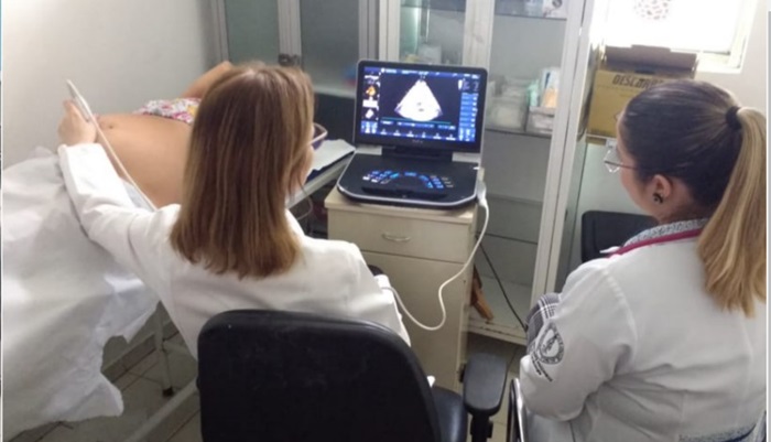 Mutirão de atendimentos do Materno Infantil, na imagem uma gestante fazendo exame ultrassom com uma médica e uma enfermeira da unidade.