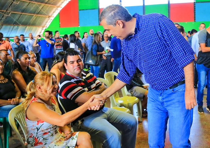 Governador José Eliton cumprimentando pessoas em Planaltina, onde lançou obras na manhã desta quinta-feira, dia 07 de junho.