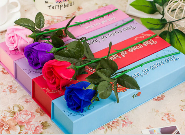 Caixas e botões de rosas coloridos.