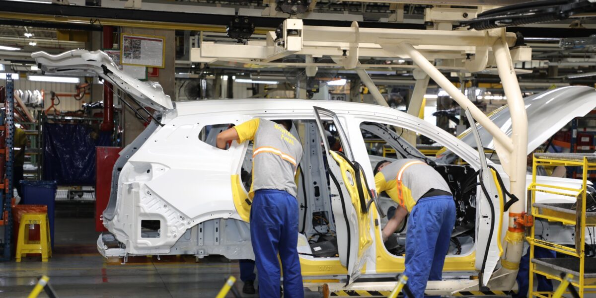 Fabricação de veículos em Goiás puxa alta da indústria em agosto