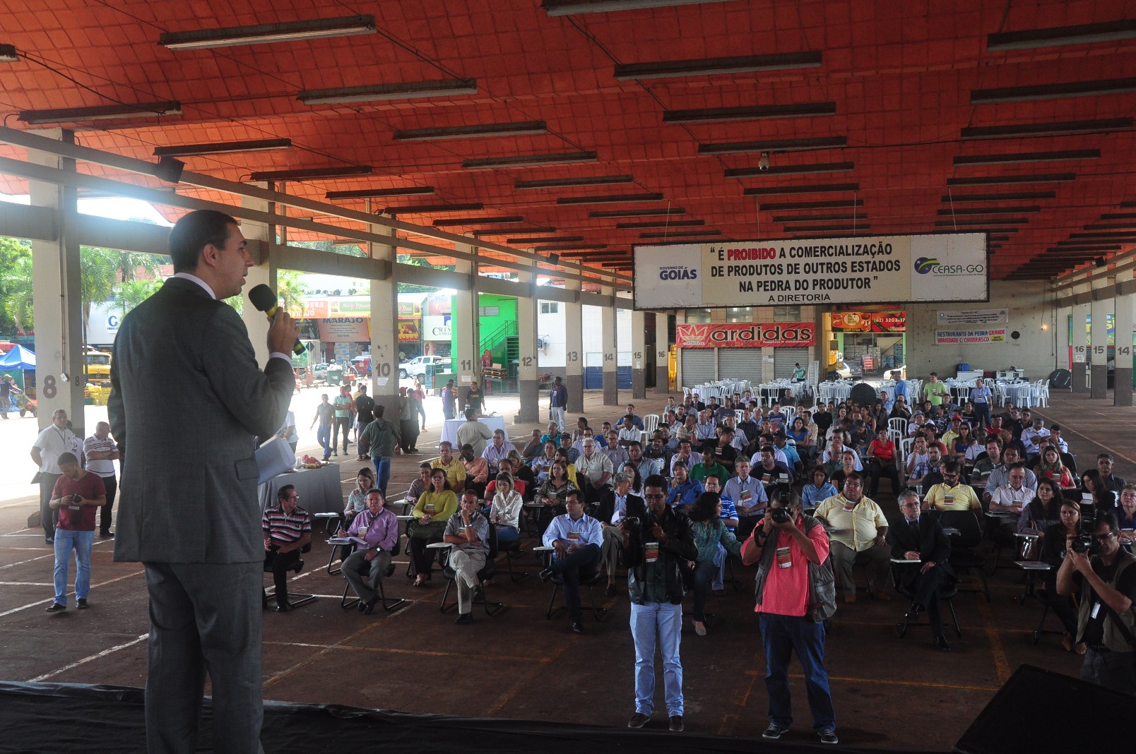 Governador em exercício, José Eliton participou do I Encontro Produção Segura de Hortifrúti de Goiás, na Ceasa
